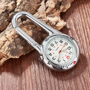 Karabineruhr aus Silberlegierung mit Leuchtzifferblatt für Wandern und Outdoor-Zwecke.