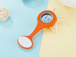 Nahaufnahme einer orangefarbenen digitalen Krankenschwesteruhr aus Silikonmaterial