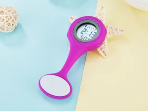 Detailansicht einer lila Silikon-Digitalkrankenschwesteruhr auf zweifarbigem Hintergrund.