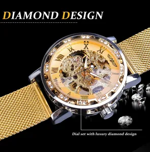 Gros plan de la montre mécanique Winner avec cadran diamant de luxe et bracelet en maille