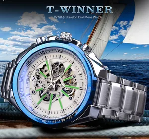 Primo piano dell'orologio meccanico scheletrato T-Winner con quadrante bianco e ghiera blu