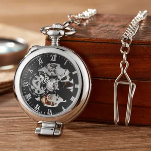 Détail macro d'une montre à gousset mécanique argentée avec cadran squelette et chiffres romains