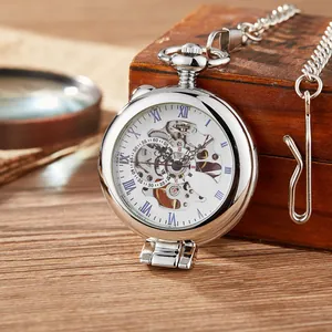 Vue rapprochée d'une montre à gousset mécanique argentée avec cadran squelette complexe