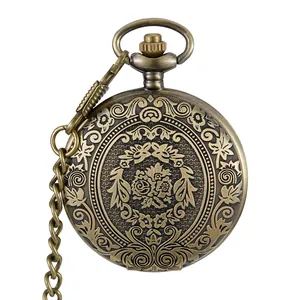 Vue détaillée d'une montre à gousset en bronze antique aux gravures florales