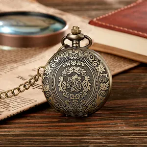 Vue détaillée d'une montre à gousset vintage en bronze avec gravures florales
