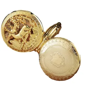 Montre de poche mécanique vintage dorée avec une gravure de cerf ajourée et clapet