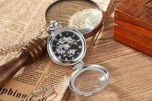 Gros plan d'une montre à gousset mécanique argentée avec design squelette