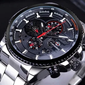 Gros plan de la montre automatique FORSINING avec cadran noir et bracelet argenté