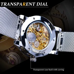 Vue détaillée du mouvement mécanique squelette doré d'une montre pour homme Winner