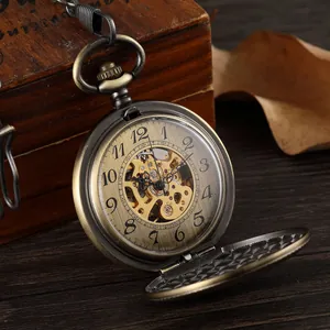 Gros plan d'une montre à gousset mécanique vintage en bronze avec cadran squelette.