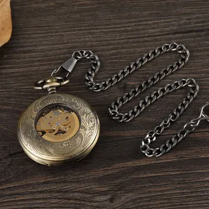 Gros plan détaillé d'une montre à gousset mécanique vintage en bronze avec cadran squelette