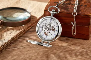 Vue détaillée d'une montre de poche mécanique squelette argentée avec chaîne