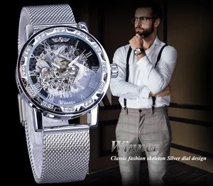 Détail de la montre squelette Winner homme avec cadran argenté strass et bracelet maille