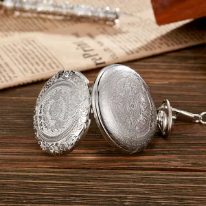Vue macro d'une montre de poche vintage en argent avec des motifs floraux gravés