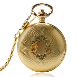 Vue détaillée du couvercle doré texturé d'une montre à gousset mécanique vintage