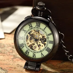 Vue macro d'une montre de poche mécanique ancienne avec cadran vert lumineux et rouages.