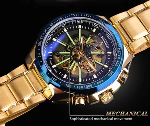 Dettaglio macro squisito dell'orologio meccanico scheletrato T-winner oro con movimento