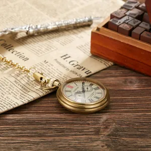 Dettaglio di un orologio da taschino meccanico in ottone su carta da giornale.
