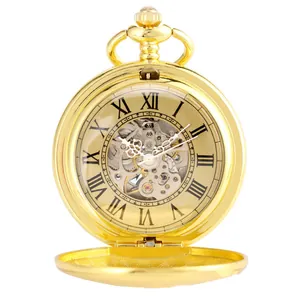 Vue détaillée de la montre à gousset mécanique dorée avec mouvement squelette et chiffres romains