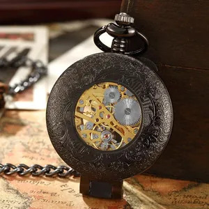 Détail de la montre à gousset gravée noire vintage avec mécanisme squelette doré