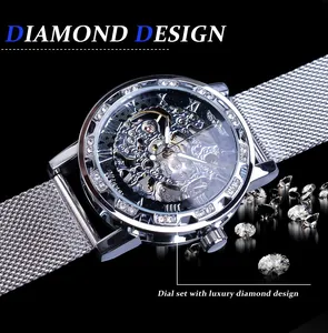 Gros plan sur le cadran squelette de la montre mécanique argentée Winner avec bracelet maille
