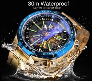 Dettaglio dell'orologio T-winner scheletrato nell'acqua per test di impermeabilità 30m