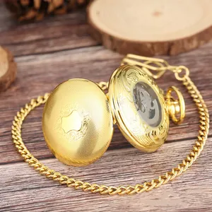 Vue détaillée d'une montre de poche mécanique dorée avec un couvercle gravé élégant