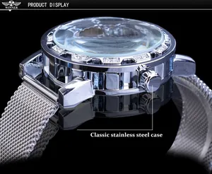 Gros plan du boîtier de montre mécanique en acier inoxydable argenté avec maille.