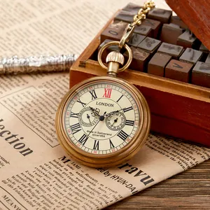 Primo piano di un orologio da taschino meccanico vintage in ottone con numeri romani.