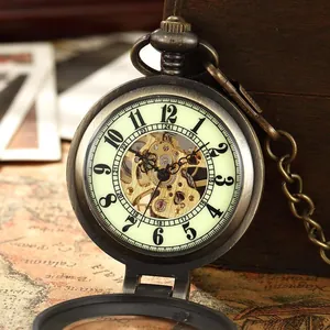 Gros plan détaillé d'une montre à gousset mécanique squelette avec finition bronze antique