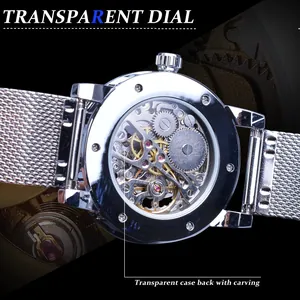 Vue macro détaillée d'une montre mécanique argentée avec un fond de boîtier squelette transparent