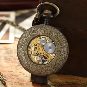 Gros plan détaillé d'une montre à gousset squelette vintage avec gravures florales