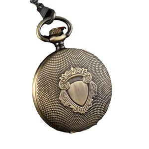 Montre à gousset mécanique vintage en bronze avec couvercle texturé et motif de bouclier