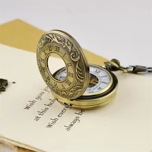 Λεπτομερής άποψη vintage χάλκινου μηχανικού ρολογιού τσέπης με σκαλιστό διπλό κάλυμμα