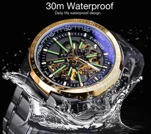 Primo piano orologio automatico scheletrato T-Winner da uomo, impermeabile 30m con schizzi