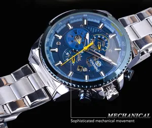 Gros plan montrant le mouvement mécanique sophistiqué de cette montre Forsining bleue.