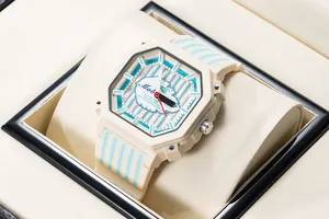 Vista dettagliata di un orologio da donna beige stile dopamina con strisce blu