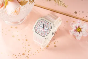 Primo piano dell'orologio da donna dopamina con quadrante ottagonale e cinturino a righe rosa