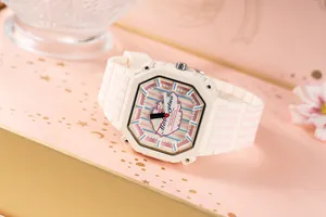 Primo piano di orologio ottagonale da donna con strisce crema e rosa stile dopamina