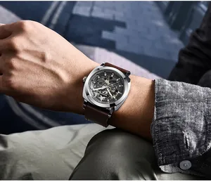 Nahaufnahme einer BENYAR Herren-Skelett-Automatik-Mechanikuhr mit braunem Lederarmband