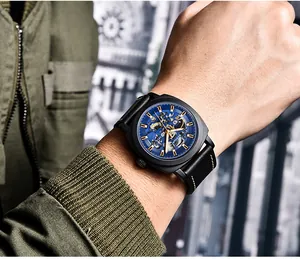 Nahaufnahme der BENYAR Herren Skelett Automatik-Mechanikuhr mit schwarzem Lederband