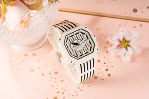 Primo piano di un orologio da donna stile dopamina con lunetta beige e cinturino a righe