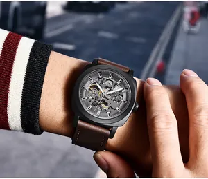 Detail der BENYAR Skelett-Automatikuhr für Herren mit braunem Lederarmband
