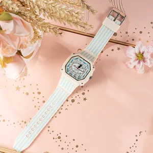 Vista dettagliata di un orologio quadrato con cinturino a righe blu su sfondo floreale rosa.