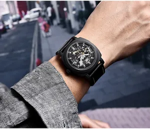 Nahaufnahme einer eleganten schwarzen BENYAR Skelett-Automatik-Herrenuhr am Handgelenk.