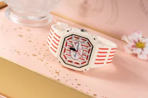 Dettaglio di un orologio ottagonale alla moda con cinturino in silicone a strisce rosse vivaci