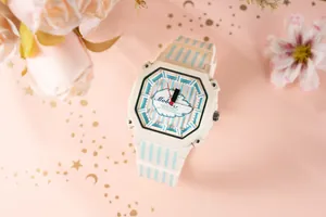 Dettaglio dell'orologio ottagonale stile dopamina con quadrante e cinturino a righe blu