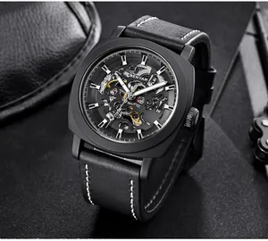 Nahaufnahme der BENYAR Skelett Automatik Herrenuhr mit schwarzem Lederarmband