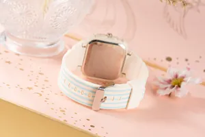 Vista posteriore dettagliata di un orologio da donna alla moda con cinturino in silicone a righe
