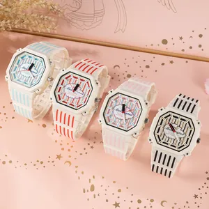 Dettaglio di orologi ottagonali da donna in stile dopamina con cinturini a righe colorate